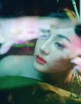 迪丽热巴头戴轻纱，身穿绿色连衣礼服裙宛若美神降临，清新淡雅，温婉如诗