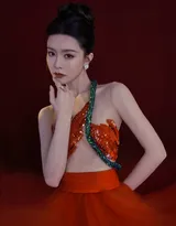 香港女星文咏珊明艳动人红裙礼服超美写真，蛇与花的缠绕，别有一番热情似火般的神秘气质