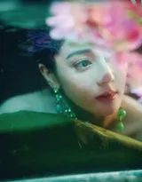 迪丽热巴头戴轻纱，身穿绿色连衣礼服裙宛若美神降临，清新淡雅，温婉如诗