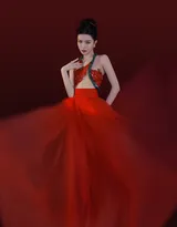 香港女星文咏珊明艳动人红裙礼服超美写真，蛇与花的缠绕，别有一番热情似火般的神秘气质