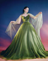迪丽热巴头戴轻纱，身穿绿色连衣礼服裙宛若美神降临，清新淡雅，温婉如诗