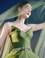 迪丽热巴头戴轻纱，身穿绿色连衣礼服裙宛若美神降临，清新淡雅，温婉如诗