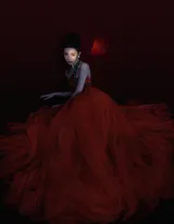 香港女星文咏珊明艳动人红裙礼服超美写真，蛇与花的缠绕，别有一番热情似火般的神秘气质