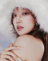 韩国女子组合(G)I-DLE性感辣妹风格雪地写真美照，银色比基尼加雪绒帽，辣味十足
