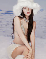 韩国女子组合(G)I-DLE性感辣妹风格雪地写真美照，银色比基尼加雪绒帽，辣味十足