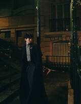 王俊凯睡眼惺忪街拍写真大片，身着黑色披风大衣夜色下独自享受热闹巴黎街头风景