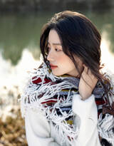 90后美女卢昱晓藏族服冬装搭配高原红美妆户外写真，奔赴“原野”，回归自然