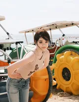 和煦海风吹拂，美女明星祝绪丹性感可人紧身背心牛仔裤海边旅拍写真套图