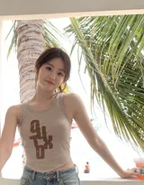 和煦海风吹拂，美女明星祝绪丹性感可人紧身背心牛仔裤海边旅拍写真套图