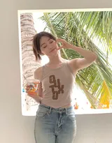 和煦海风吹拂，美女明星祝绪丹性感可人紧身背心牛仔裤海边旅拍写真套图