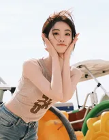 和煦海风吹拂，美女明星祝绪丹性感可人紧身背心牛仔裤海边旅拍写真套图