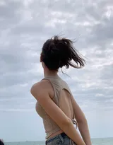 和煦海风吹拂，美女明星祝绪丹性感可人紧身背心牛仔裤海边旅拍写真套图