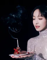 宋茜生日写真，手拿糕点蜡烛，一袭buling闪亮紧身礼服长裙的宋茜尽显曼妙有致身材