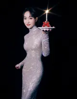 宋茜生日写真，手拿糕点蜡烛，一袭buling闪亮紧身礼服长裙的宋茜尽显曼妙有致身材