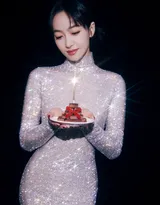 宋茜生日写真，手拿糕点蜡烛，一袭buling闪亮紧身礼服长裙的宋茜尽显曼妙有致身材