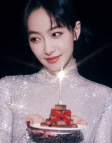 宋茜生日写真，手拿糕点蜡烛，一袭buling闪亮紧身礼服长裙的宋茜尽显曼妙有致身材