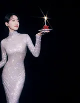 宋茜生日写真，手拿糕点蜡烛，一袭buling闪亮紧身礼服长裙的宋茜尽显曼妙有致身材