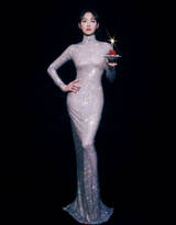 宋茜生日写真，手拿糕点蜡烛，一袭buling闪亮紧身礼服长裙的宋茜尽显曼妙有致身材
