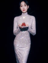 宋茜生日写真，手拿糕点蜡烛，一袭buling闪亮紧身礼服长裙的宋茜尽显曼妙有致身材