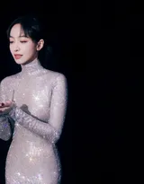 宋茜生日写真，手拿糕点蜡烛，一袭buling闪亮紧身礼服长裙的宋茜尽显曼妙有致身材