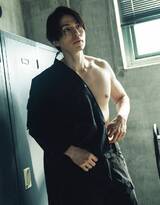 李栋旭为新剧《杀手们的购物中心》锻炼身材，43岁的李栋旭赤裸上身接受健身指导花絮图片