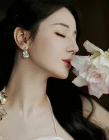 人比花娇，人比花俏，迪丽热巴纯白高定礼服清亮造型搭配百合写真套图