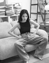 韩国女星金智妮（Jennie Kim）性感牛仔裤，运动内衣秀黑白代言写真，大秀绝绝子无敌小蛮腰