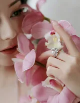 人比花娇，人比花俏，迪丽热巴纯白高定礼服清亮造型搭配百合写真套图