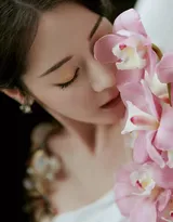 人比花娇，人比花俏，迪丽热巴纯白高定礼服清亮造型搭配百合写真套图