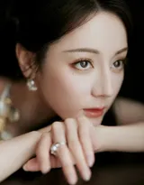 人比花娇，人比花俏，迪丽热巴纯白高定礼服清亮造型搭配百合写真套图