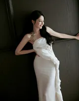 人比花娇，人比花俏，迪丽热巴纯白高定礼服清亮造型搭配百合写真套图