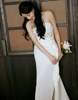 人比花娇，人比花俏，迪丽热巴纯白高定礼服清亮造型搭配百合写真套图