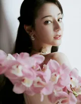 人比花娇，人比花俏，迪丽热巴纯白高定礼服清亮造型搭配百合写真套图