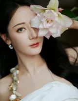 人比花娇，人比花俏，迪丽热巴纯白高定礼服清亮造型搭配百合写真套图