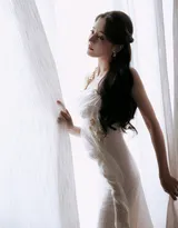 人比花娇，人比花俏，迪丽热巴纯白高定礼服清亮造型搭配百合写真套图