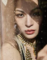 钟楚曦埃菲尔铁塔旁，法国街头性感优雅写真，一袭比基尼黑裙穿搭，尽显完美高挑姣好身段