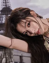 钟楚曦埃菲尔铁塔旁，法国街头性感优雅写真，一袭比基尼黑裙穿搭，尽显完美高挑姣好身段