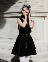 刘亦菲最新复古造型现身巴黎街头，一袭小黑裙加条纹帽，挑战经典的黑白搭，尽显俏皮复古格调