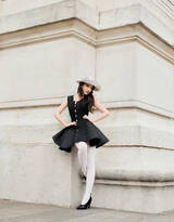 刘亦菲最新复古造型现身巴黎街头，一袭小黑裙加条纹帽，挑战经典的黑白搭，尽显俏皮复古格调