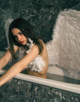 天使少女，女孩 浴室，浴盆里，白色翅膀，羽毛 欧美美女大胆赤身人像艺术摄影图片