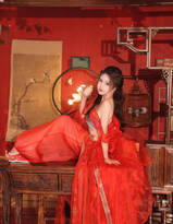 波斯舞娘，一袭红衣古装的波斯舞娘美女举步轻盈优美妖娆写真图集