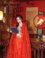 波斯舞娘，一袭红衣古装的波斯舞娘美女举步轻盈优美妖娆写真图集