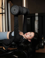 朱珠居家瑜伽运动写真，身着紧身瑜伽运动服，尽显健康丰满身材