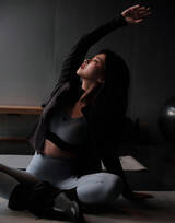 朱珠居家瑜伽运动写真，身着紧身瑜伽运动服，尽显健康丰满身材