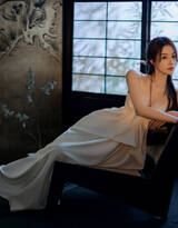 美女演员隆妮性感吊带低胸白裙穿着与花争艳私房写真，这身材真的好好哦！