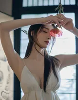 美女演员隆妮性感吊带低胸白裙穿着与花争艳私房写真，这身材真的好好哦！