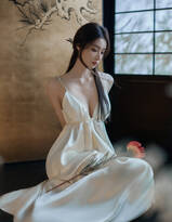 美女演员隆妮性感吊带低胸白裙穿着与花争艳私房写真，这身材真的好好哦！