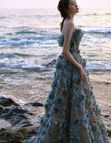 关晓彤海边写真美照，一袭蓝色羽毛加花瓣礼服长裙，真的很适合高挑身材的关晓彤
