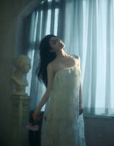美女隆妮一袭白色抹胸蕾丝裙演绎朦胧中的性感超美私房写真图片