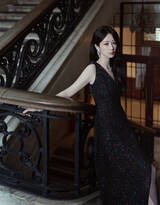 杨紫一袭闪钻黑色裙装搭配温柔卷发优雅气质写真图片